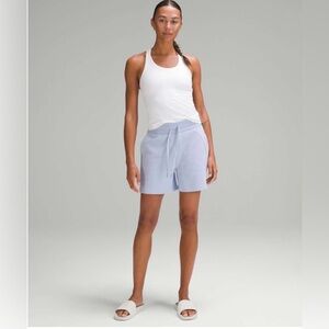 Lululemon sz 6 Scuba High-Rise Short 5"
Blue Linen